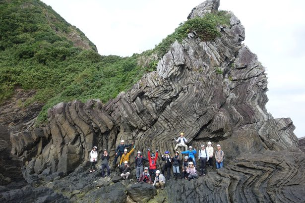 ぐにゃぐにゃ地層に感嘆　嘉陽層、県博学芸員が案内名護