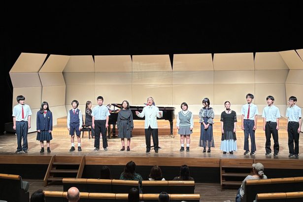 １２人全員が独唱披露　沖縄市ジュニア合唱団