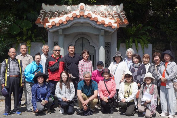 沖縄戦や文化史跡巡る　恩納文化協が読谷バスツアー