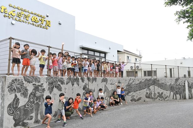 高圧洗浄機で巨大アート　沖縄市・たんぽぽ保育園