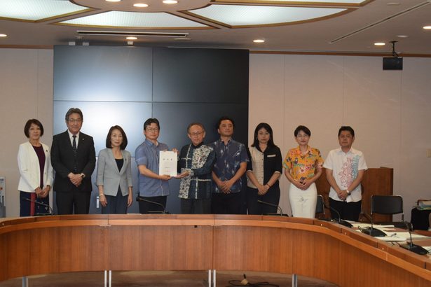 離島振興を求め　県が要望書提出　立民沖縄協議会に