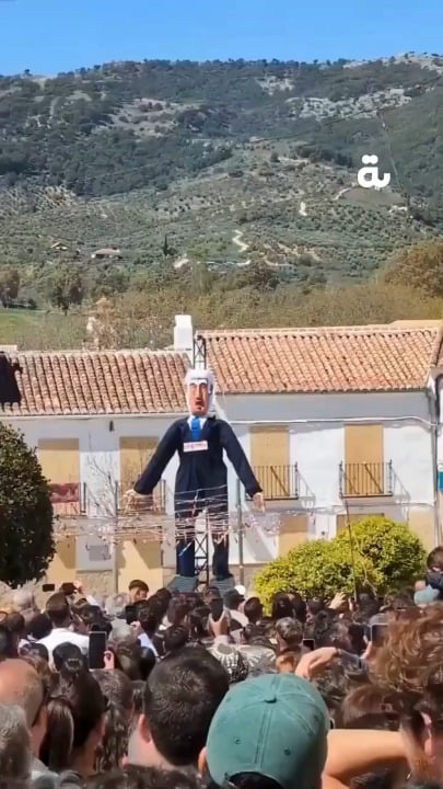 復活祭の日曜日、スペインで行われた「ユダの焚刑」儀式でネタニヤフ首相の肖像が焼かれた