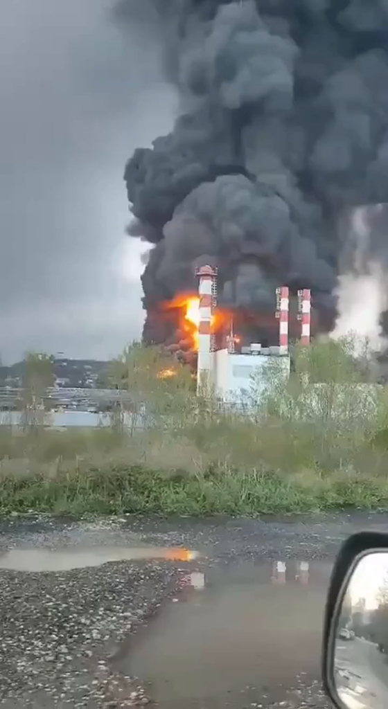 ロシアのクラスノダール地方トゥアプセにある製油所から送られた最新のビデオは、基本的に施設全体が燃えていることを示している。この施設は完全に赤字だと言っているんです。