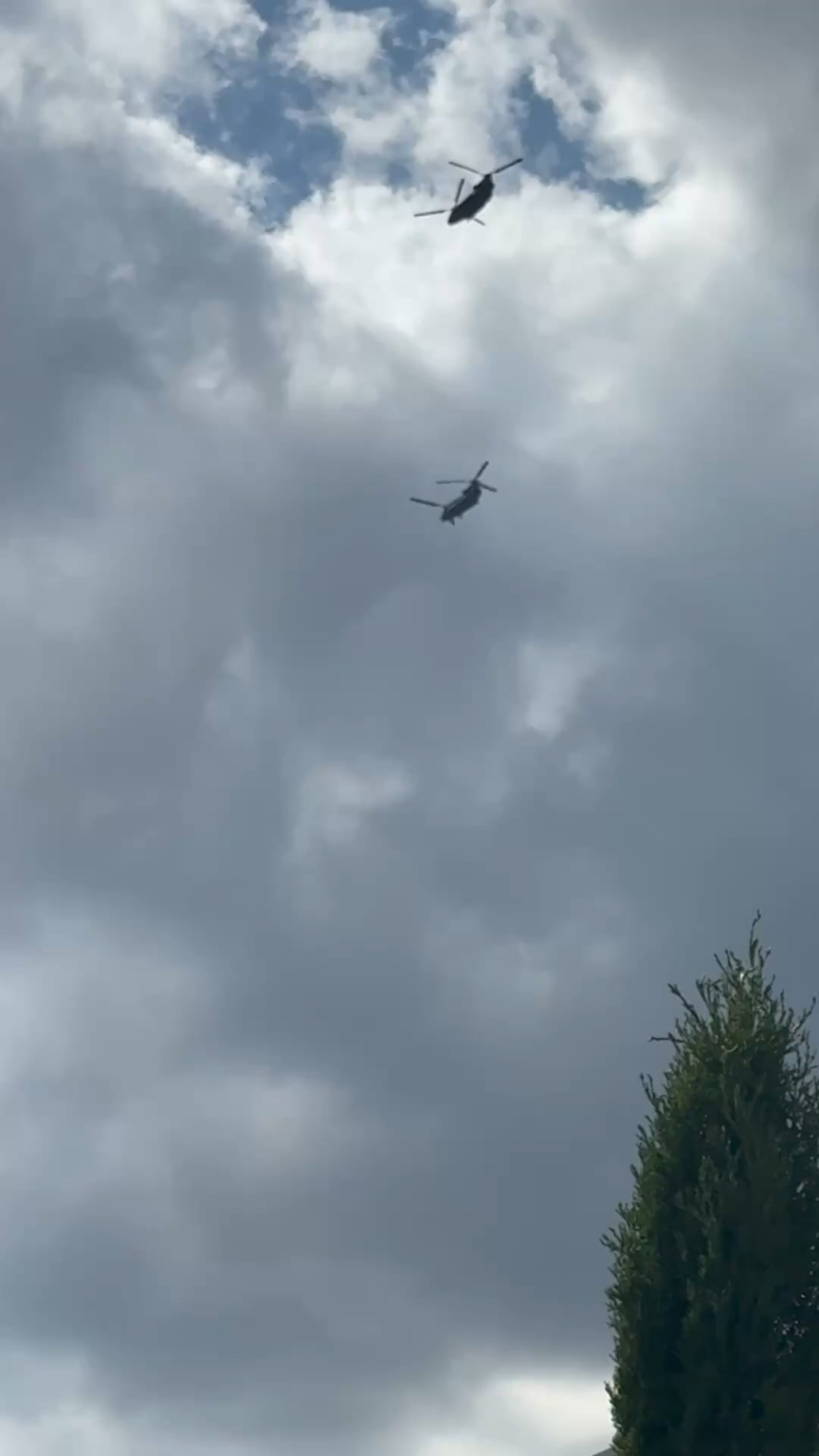 モニ山脈のチヌークヘリコプター2機