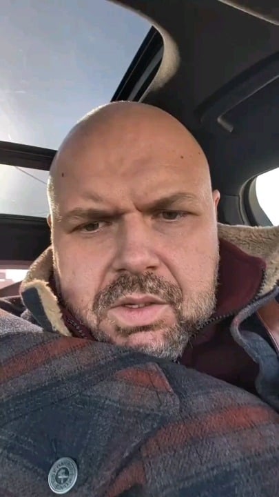 ロシアのブロガーは、ウクライナによるトゥアプセ攻撃に対する自身の反応を撮影した。純粋なコメディ。 2026.04.28