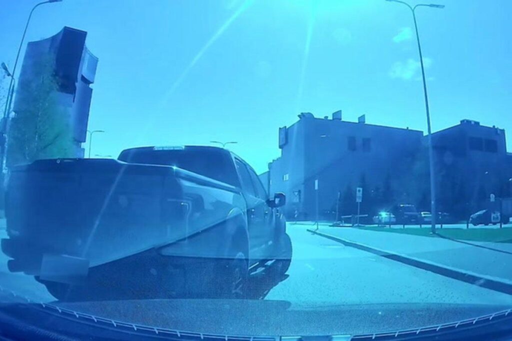 ロッカ・アル・マーレで暴れた運転手は、以前にも交通事故で残忍な行為を行っていた。法廷で彼は白か黒かで話そうとした