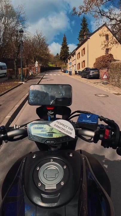 この男は通りの下に住んでいて、まだ両親と一緒にいます...そして今、私たちはバイカーがなぜこれほど悪い評判を持っているのか疑問に思います。