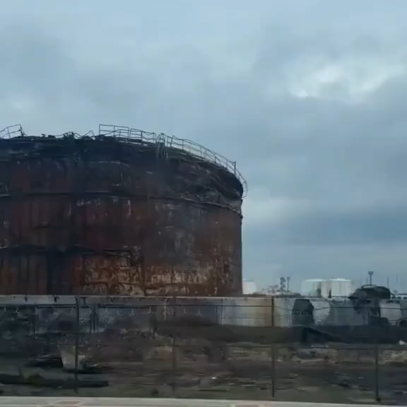 占領下のクリミア、フェオドシヤで破壊された石油貯蔵所の余波映像。 2026 年 4 月 7 日公開