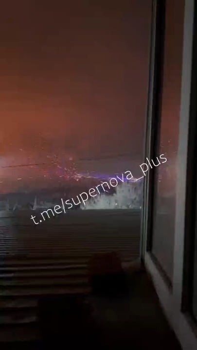 今晩のノヴォロシースク。ロシア人はウクライナの無人航空機を攻撃しようと懸命に努力している。ロシアの Z ブロガーたちは、「本物の真珠湾のようだ」と言い換えています。