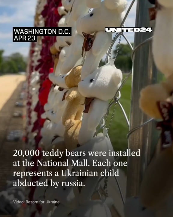 ワシントンのインスタレーションには2万体のテディベアが展示されており、それぞれの人形はロシアに拉致されたウクライナ人の子供である