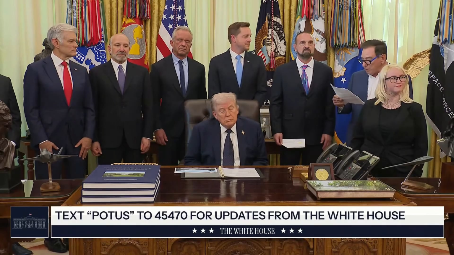 ドナルド・トランプ氏、アクセス可能な医療に関するホワイトハウス記者会見中に居眠りしてしまう [23/04/2026 ; Maison-Blanche]