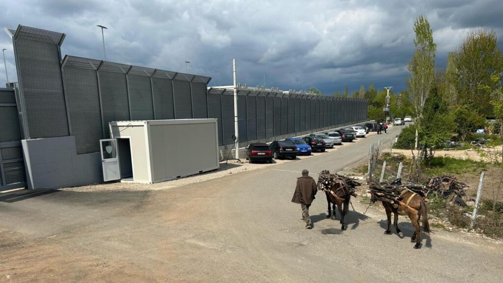 アルバニアにおける心肺蘇生法、EU裁判所の弁護士がその有効性を確認。メローニ: 「強制的かつ根拠のない読書のせいで 2 年間が無駄になった」。民主党「それは文章ではない」