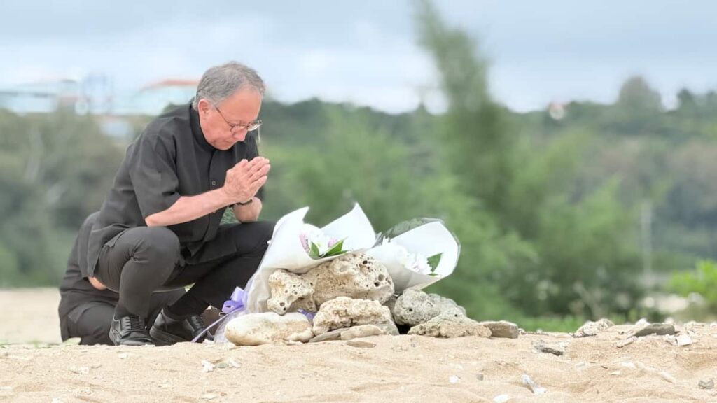 辺野古転覆から1カ月超、沖縄・玉城知事が現場近くで献花「落ち着くタイミング待った」 - 産経ニュース