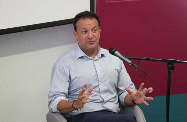 「すべての請求書を支払っているのは私たちだ」：レオ・バラッカー氏、都市部がアイルランドの田舎に資金を提供していると語る