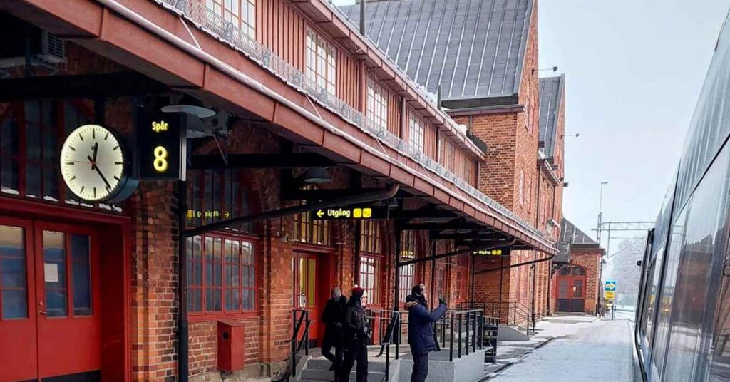 長く遅れていたスウェーデン行きの国境を越える列車が6月に運行を開始する可能性があり、乗客はヨーロッパ大陸からフィンランドのラップランドまで、あるいはフィンランドとスウェーデンの首都の間を陸路で移動できるようになる。