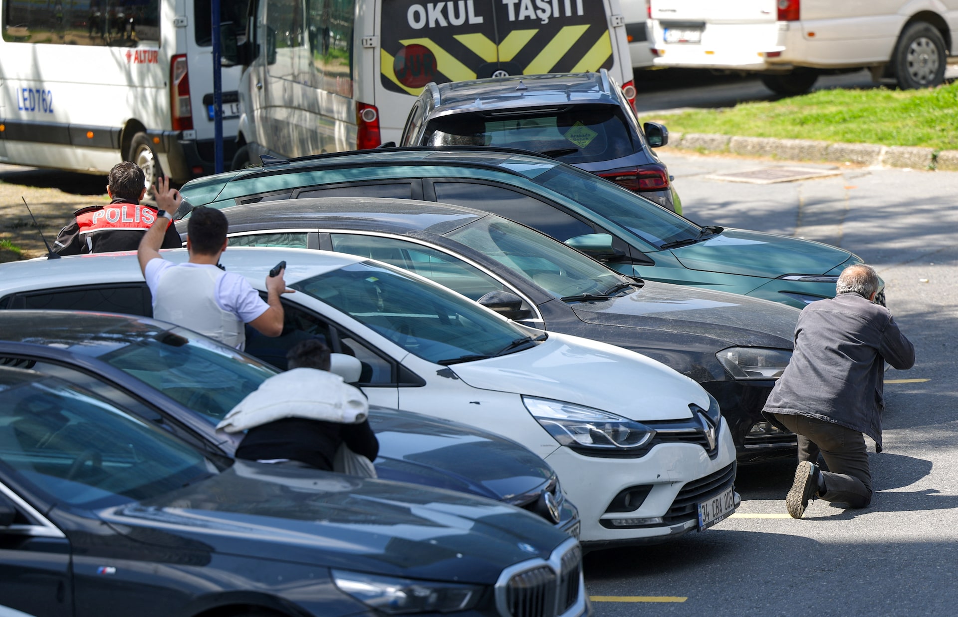 トルコのイスラエル総領事館前で銃撃戦、 犯人1人死亡　宗教組織と関連