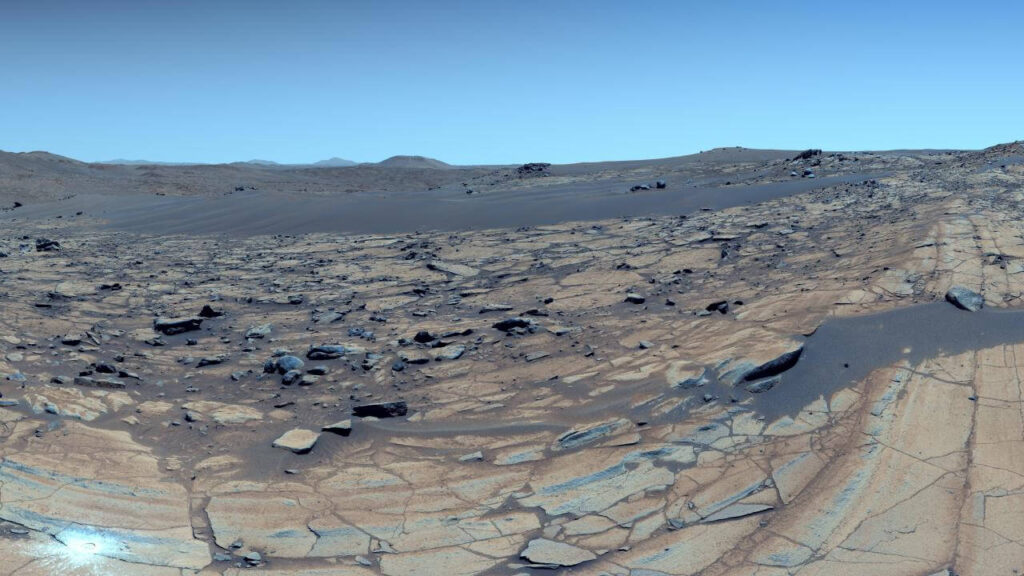 澄みきった火星の風景と探査活動の痕跡