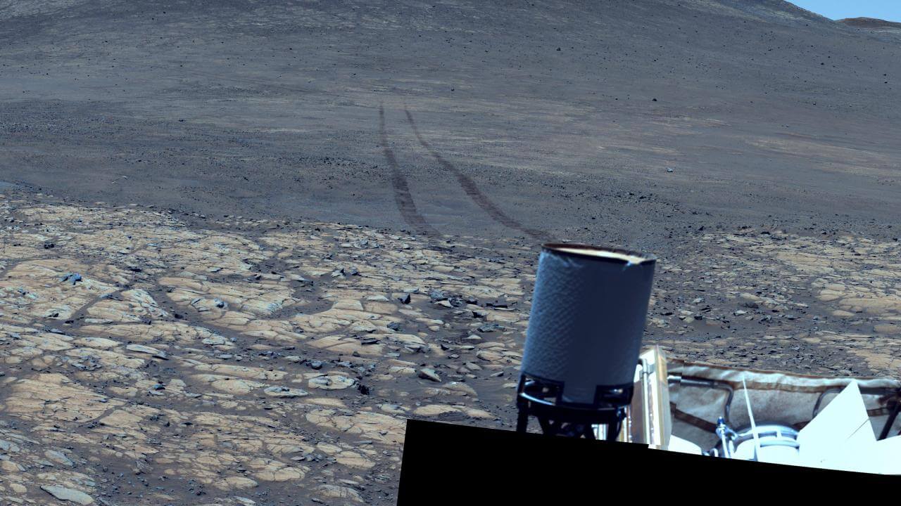 Perseveranceが振り返る形で撮影した走行跡。2本の轍がジェゼロ・クレーター縁の暗い斜面に向かって伸びている（Credit: NASA/JPL-Caltech/ASU/MSSS）