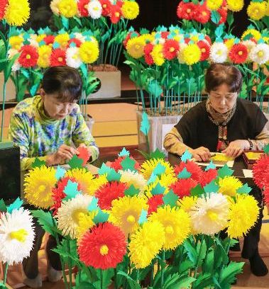 春彩る菊の「挑花」作り600本 和歌山・熊野本宮大社の例大祭へ