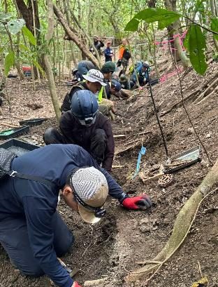 沖縄戦兵士か、遺骨数十人分発見 激戦地跡の山林、手りゅう弾も