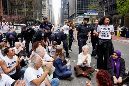 米民主党幹部の事務所前でデモ　イスラエルへ武器売却反対訴え