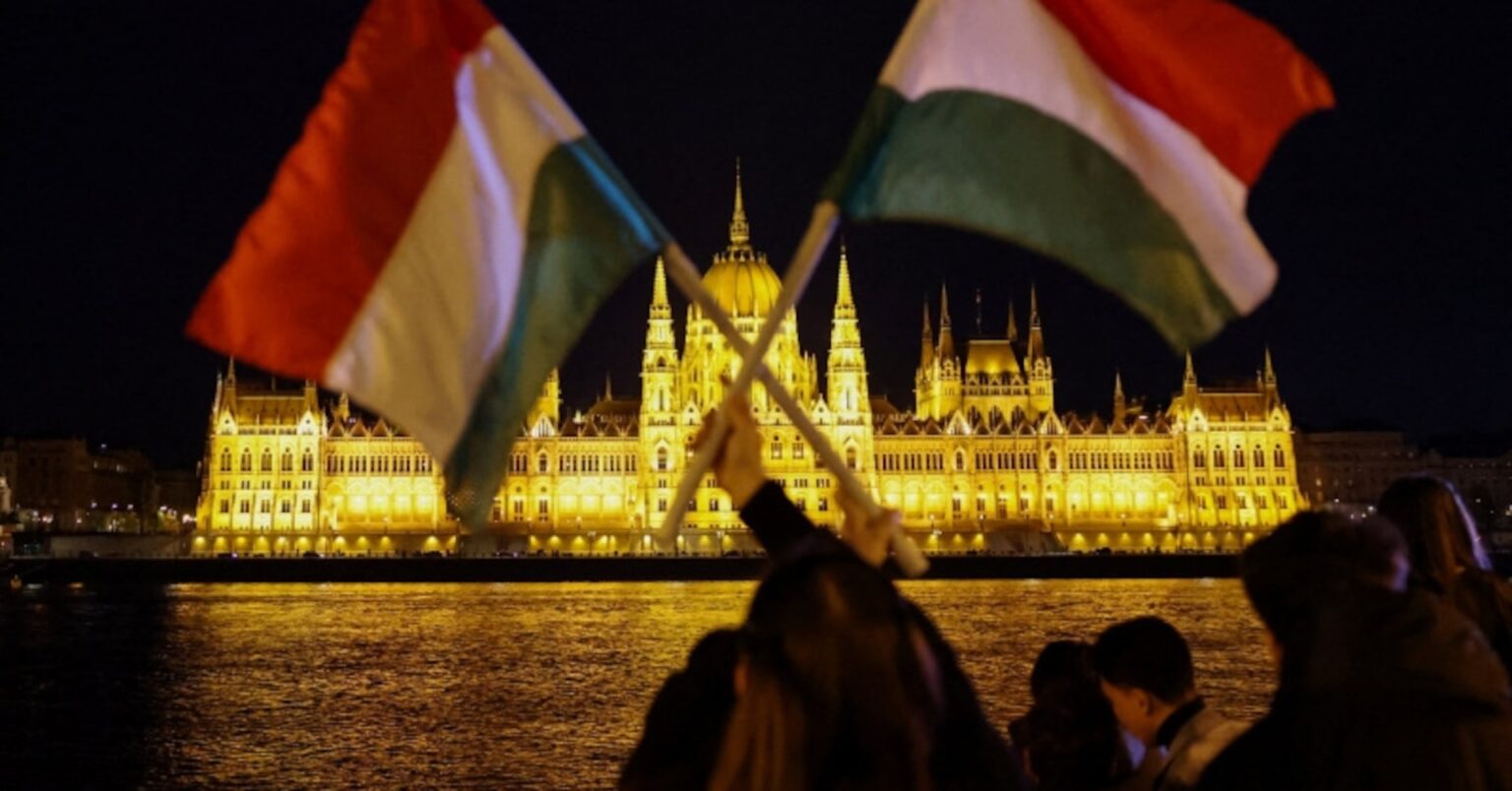 ハンガリーで16年ぶり政権交代、オルバン氏与党敗北　親ＥＵ野党が圧勝 | ロイター