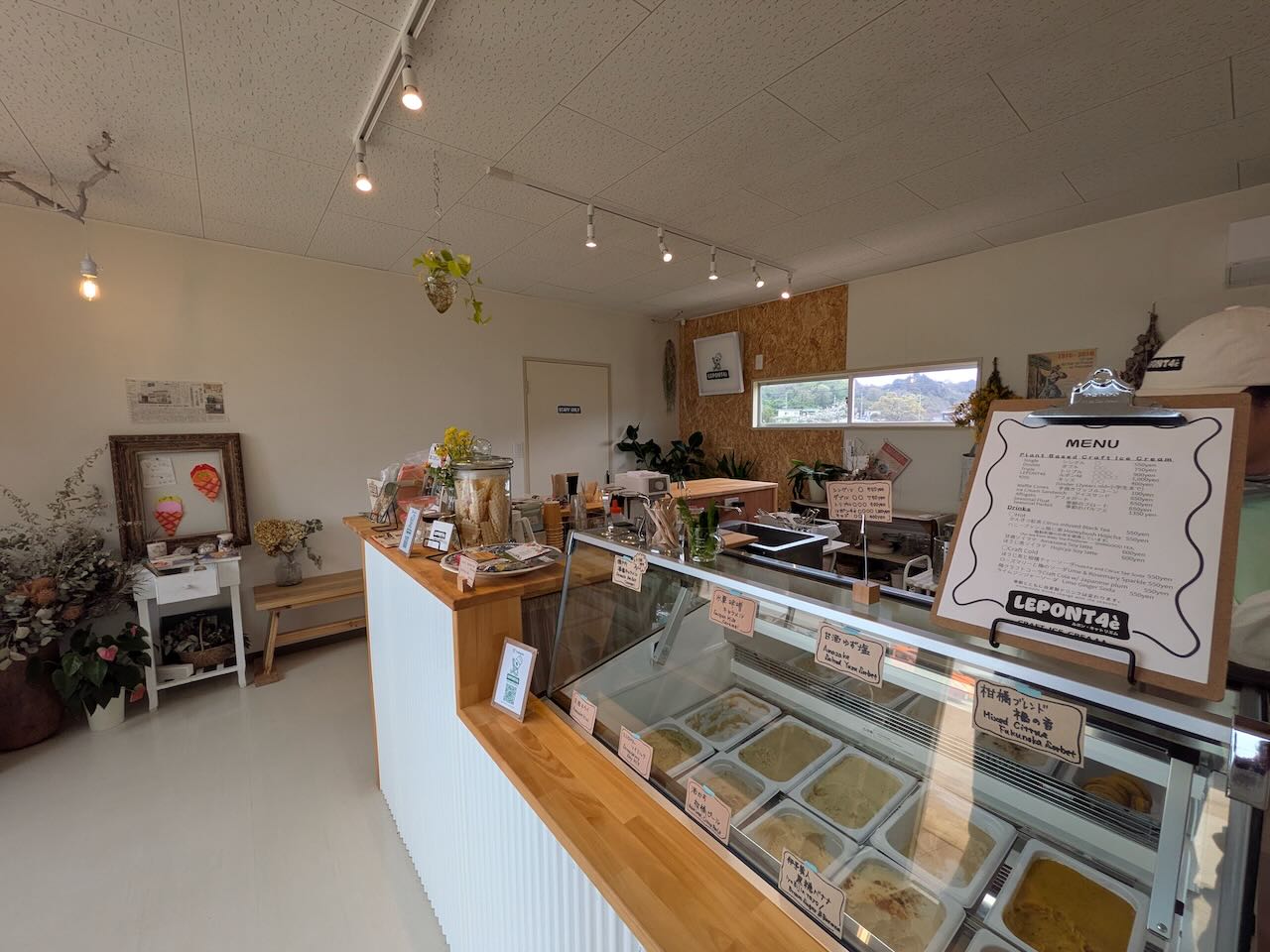 LEPONT4è ルポン•キャトリエム　アイスクリーム　しまなみ海道　大三島　店内