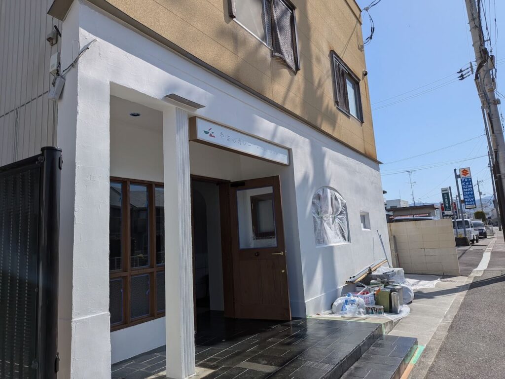 3月で西条での営業を終えた人気のカレー屋さん「やまのカレー」が5月のGW頃に新たに今治に移転オープン予定！ – みとん今治