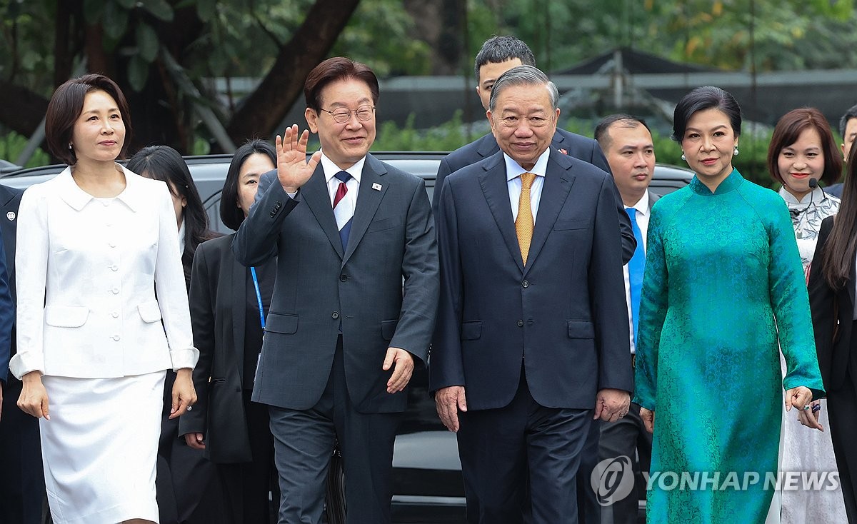 ベトナムの代表的な文化遺産「タンロン遺跡」を訪れた李大統領夫妻（左）とラム共産党書記長夫妻＝24日、ハノイ（聯合ニュース）