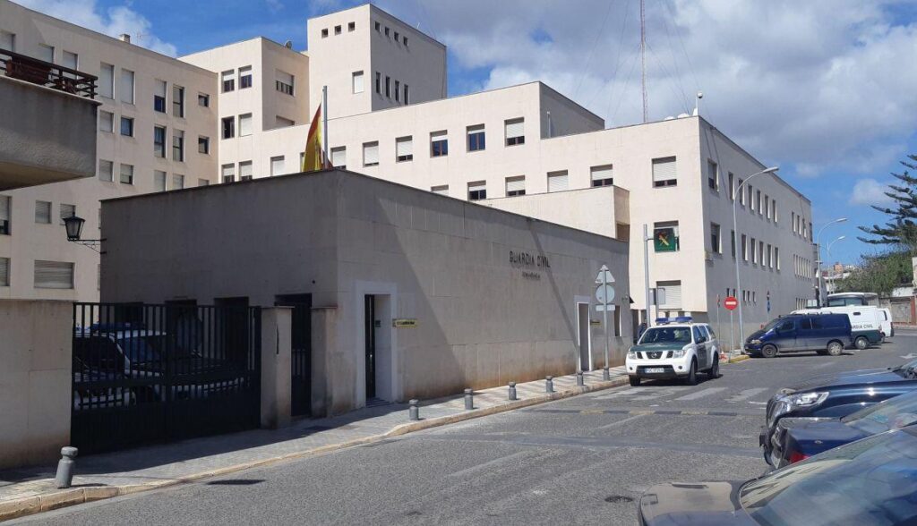 民間警備員が司令部の同じ食堂で他の職員にコカインを販売した