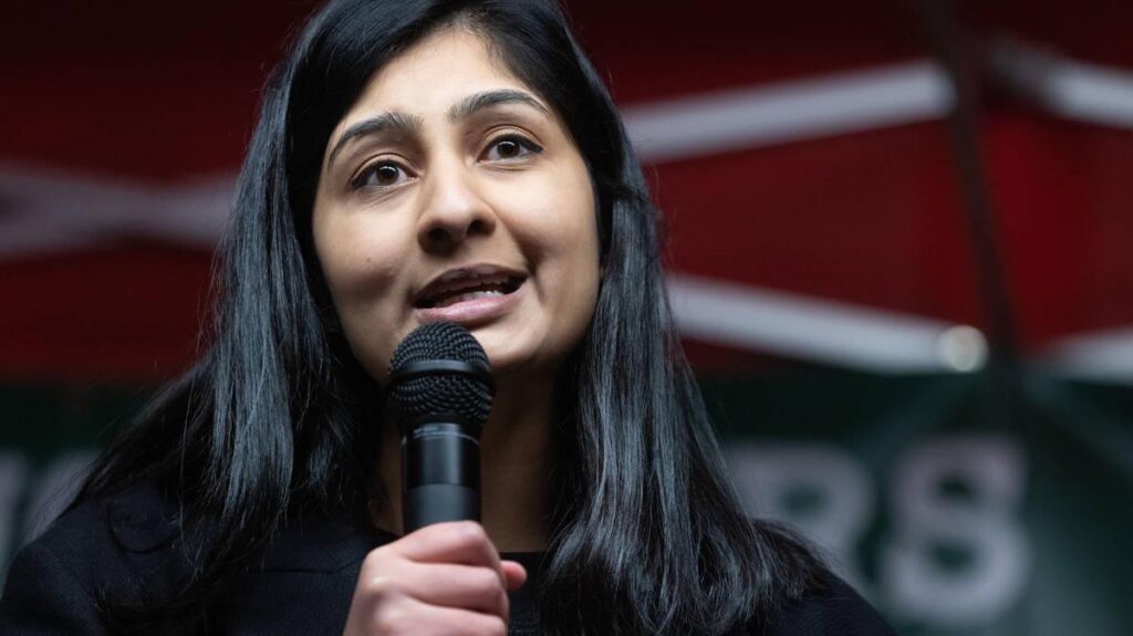 みんなの党議員ザラー・スルタナ、スターマーに「真っ赤な嘘つき」の烙印を押して下院から除名