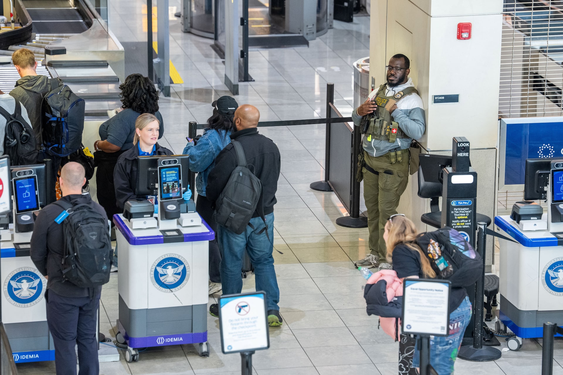 米政権、ＴＳＡ職員9400人超削減を提案　予算15億ドル減も