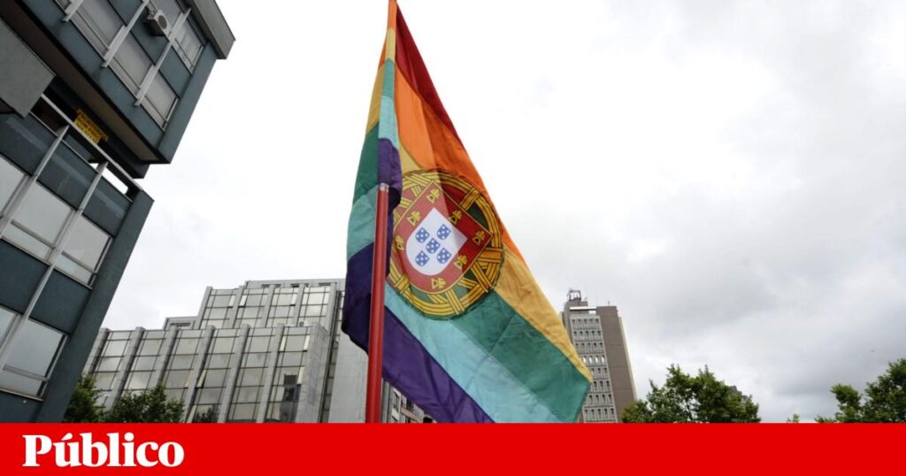 議会、公共の建物内での「イデオロギー、政党、団体」の旗の掲示を禁止