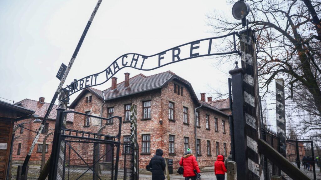 ドイツ将校、ナチスのスローガンを理由にアウシュビッツ訪問を命令