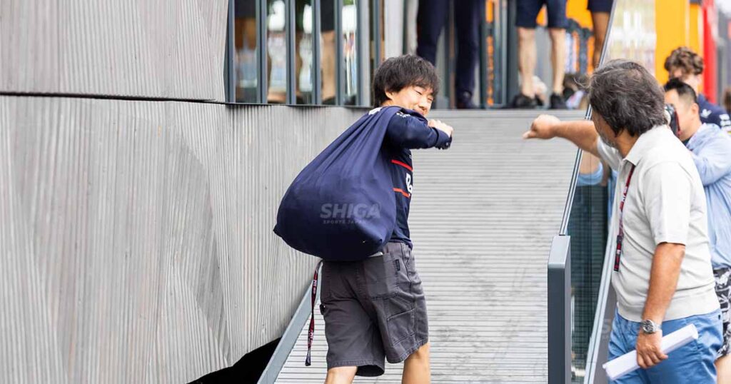 （右）角田裕毅にエールを送るマリオ宮川、2025年イタリアGPにて