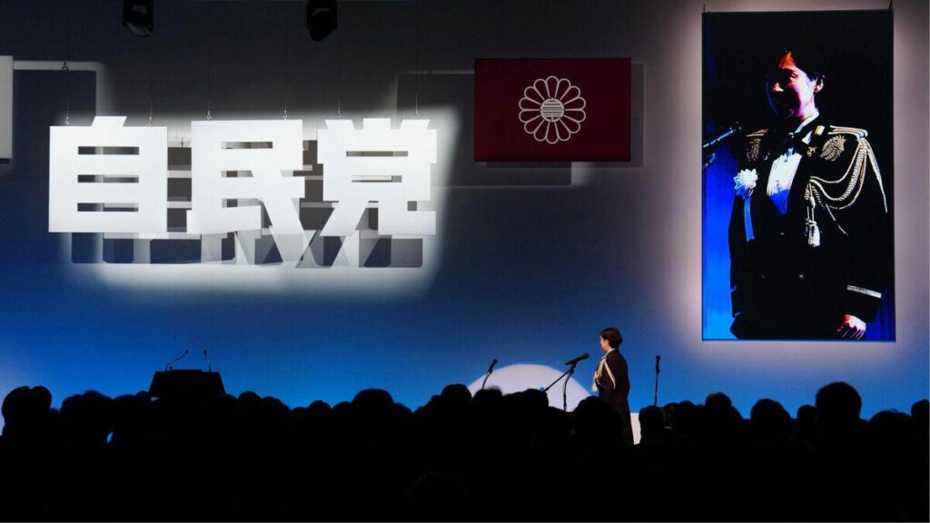 自民党大会で自衛官が国歌斉唱をリード、無理筋過ぎる「適法」の主張、特定政党による実力組織「私物化」の危うさ 【西田亮介の週刊時評】自衛隊法・関係法令を読めば浮き彫りになる「問題ない」主張の浅薄さ | JBpress (ジェイビープレス)