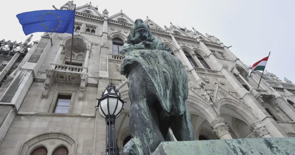 10年以上の時を経て、ハンガリー国会議事堂の正面にEU旗が復活