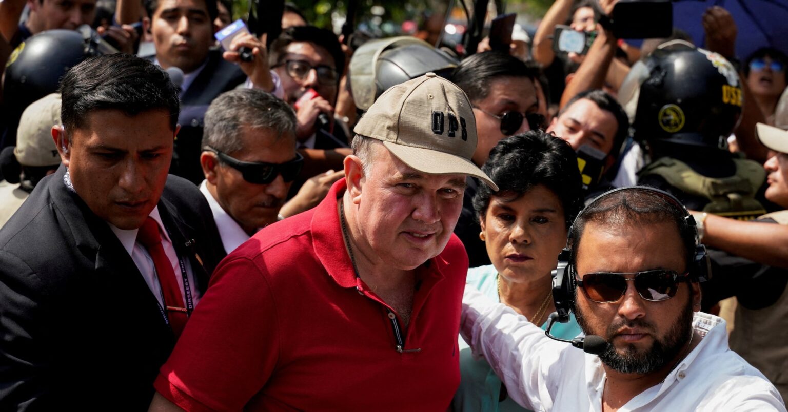 ペルー大統領選、ケイコ氏17％強でリード　決選に向け情勢流動的 | ロイター