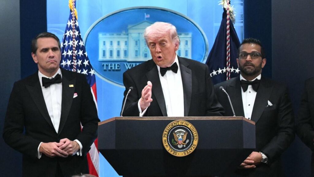 トランプ氏への「攻撃未遂」：数メートル離れたトランプ氏がホワイトハウス特派員らと夕食をとっているホテルのロビーに男が侵入し、ライフル、ピストル、ナイフで武装し、発砲した（負傷者は治安当局員１名のみ）