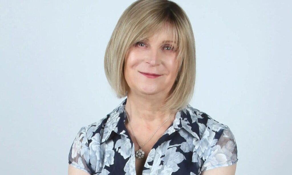 トランス女性のステフ・リチャーズ、改革英国議員スエラ・ブレイバーマンからの継続的な批判を受けて子宮内膜症慈善団体から辞任