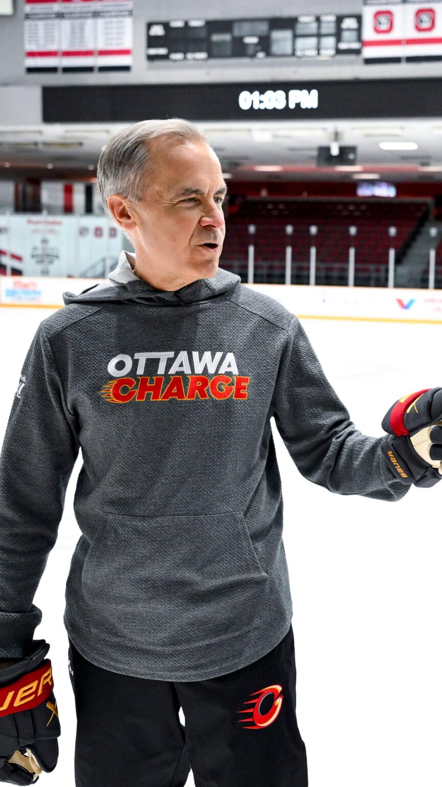 カーニーフィンランド大統領、ホッケーの練習に参加