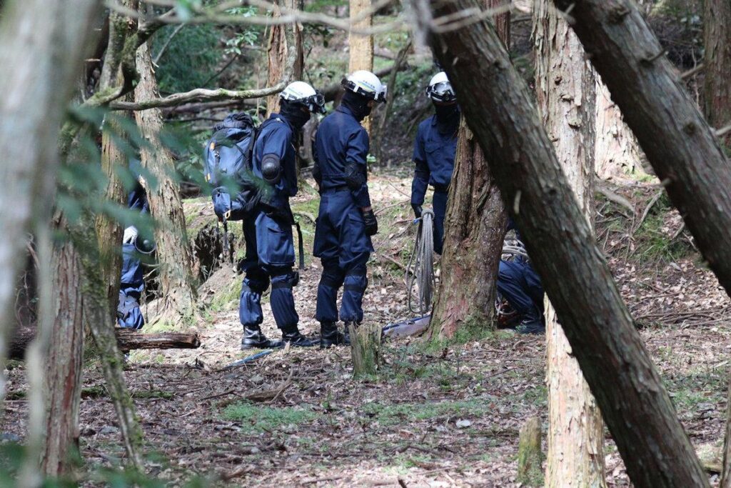 京都府南丹市、不明男児の靴か 自宅から北3.6キロの山中で発見、確認急ぐ