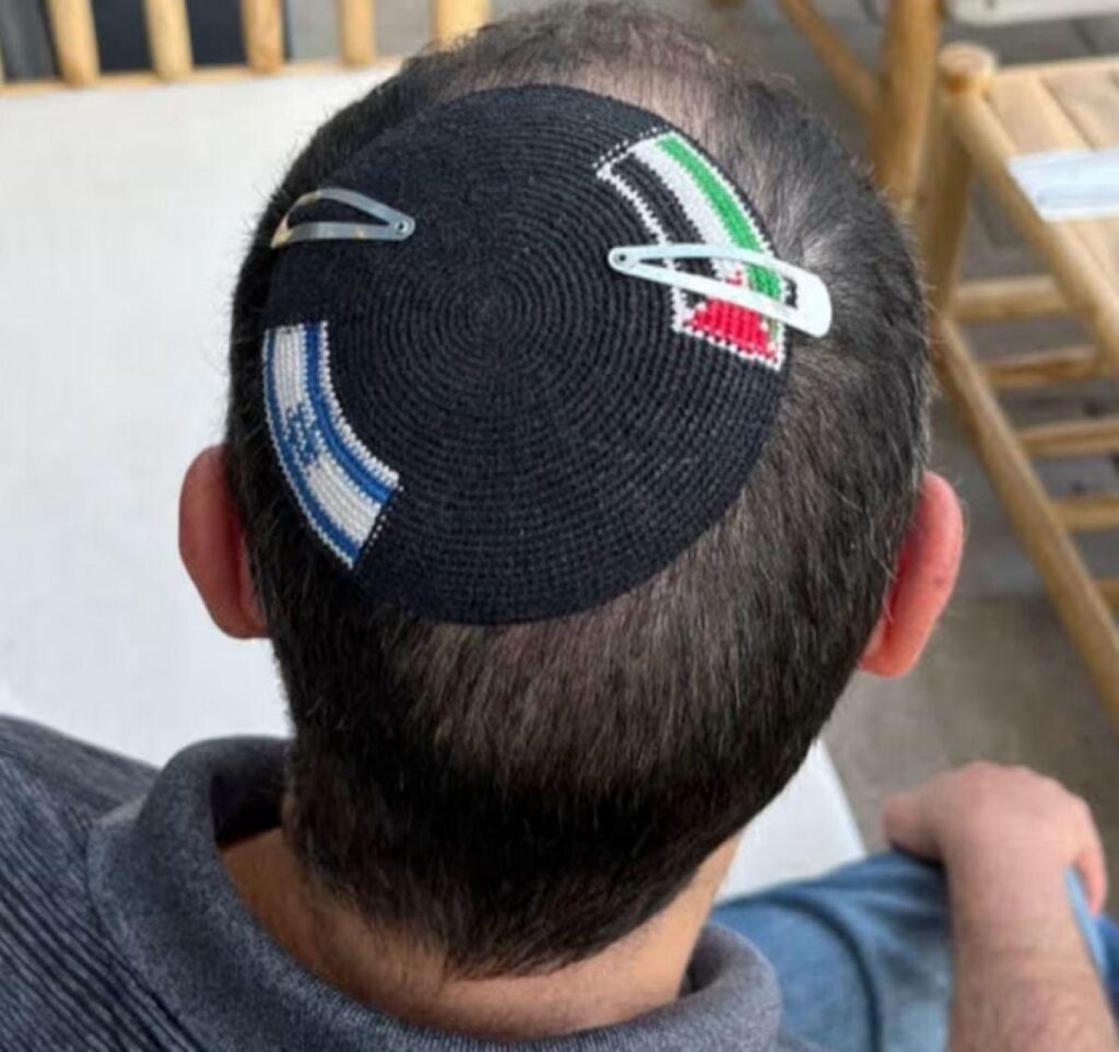 イスラエル警察、ユダヤ人男性を拘束 イスラエルとパレスチナの旗描かれた民族衣装着用で