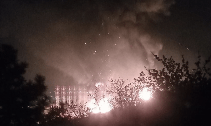 伝えられるところによると、ウクライナの無人機は、以前の攻撃による炎が消える前に、トゥアプセにあるロシアの石油貯蔵タンクを攻撃した。