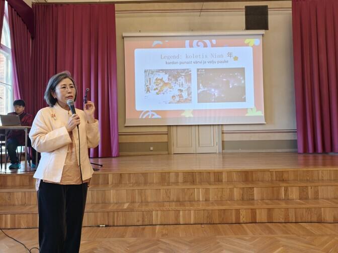 中国大使館はエストニアの学校で子供たちを積極的に洗脳している