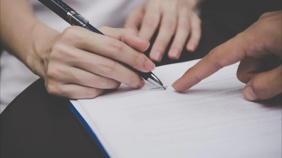 ほぼ3万人が転換療法の合法化に反対する請願書に署名