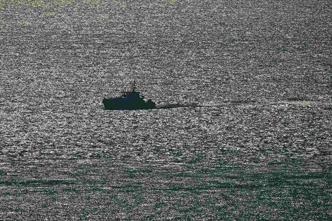 ロシア船がGPSをオフにし、イギリス海域を通過