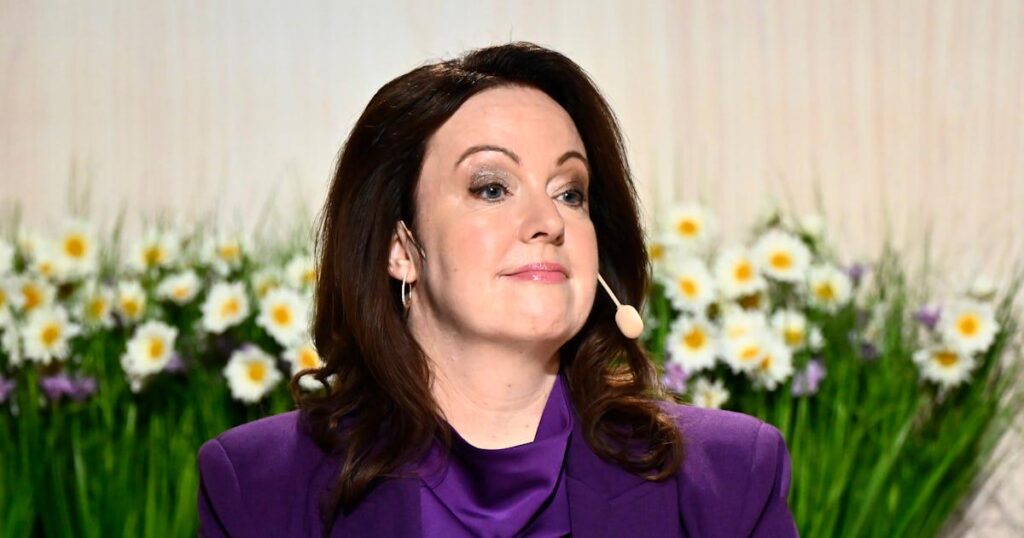 月給160万 – 彼女は政府のトップマネージャーの中で最も多くの収入を得ている