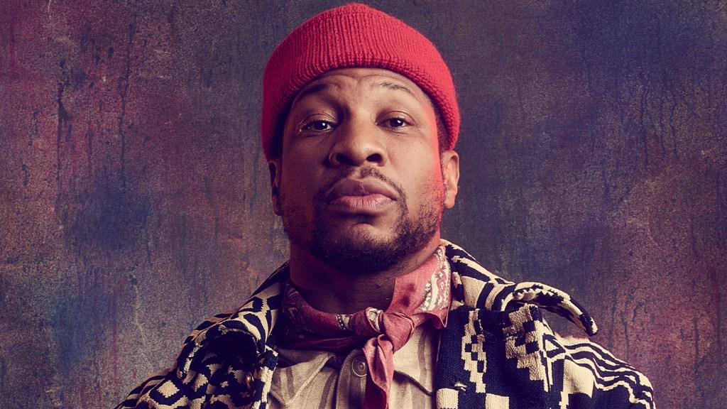 デイリーワイヤーアクション映画でジョナサン・メジャーズが窓から転落、撮影スタッフを率いて撮影現場から立ち去る、プロデューサーらは「共産主義者とは交渉しない」と発言