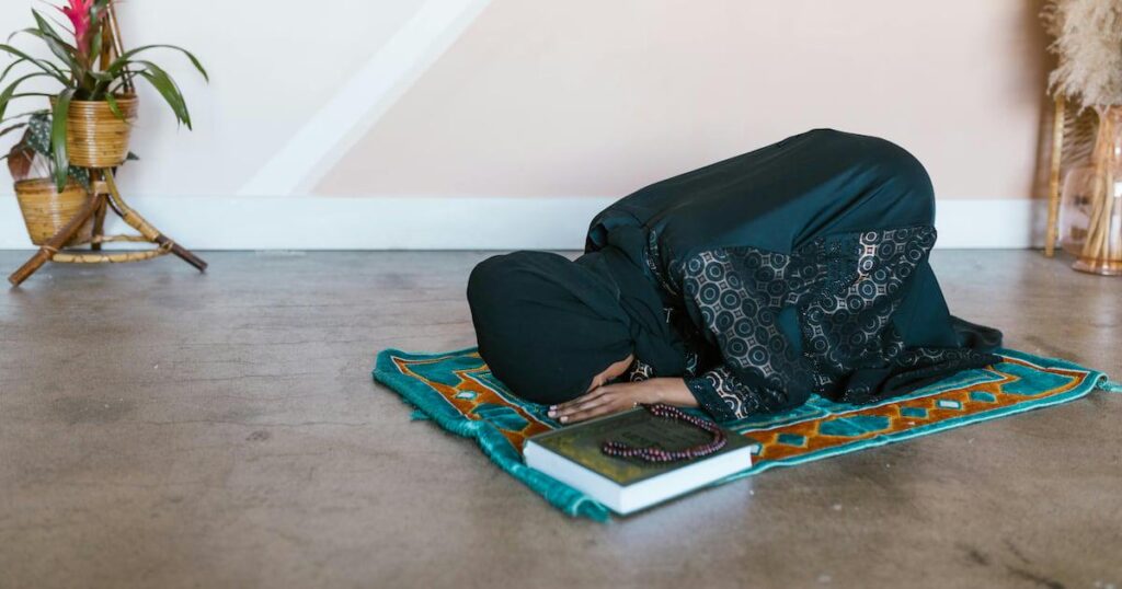 ケベック州、路上礼拝と大学の礼拝室を禁止する法律を可決